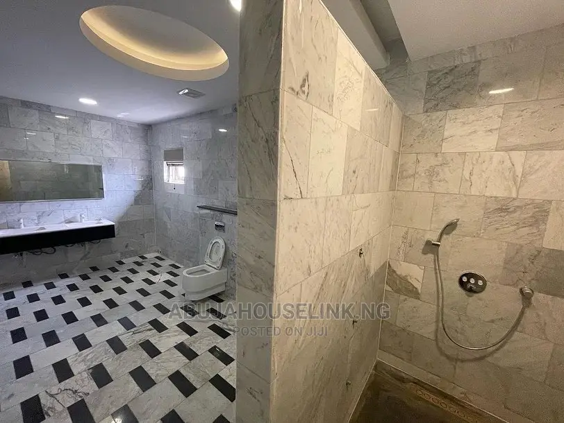 8bdrm Mansion in Guzape Abuja for sale