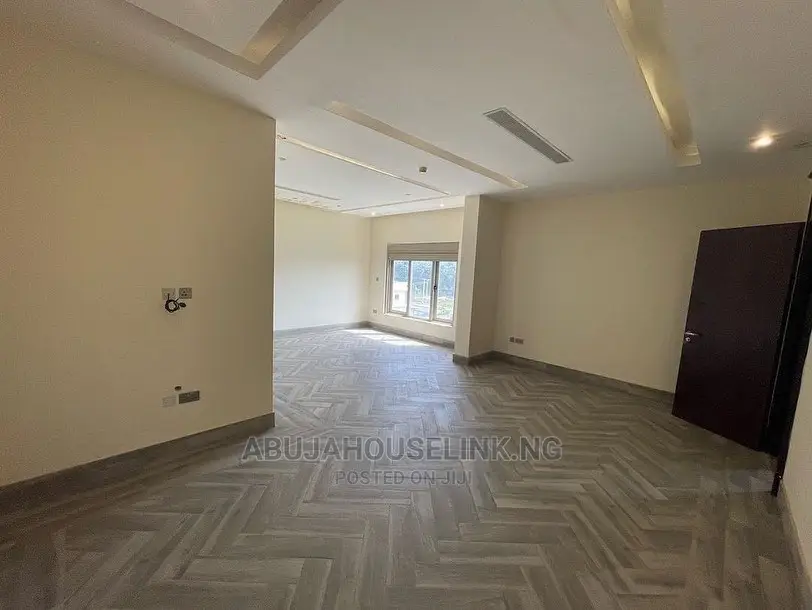 8bdrm Mansion in Guzape Abuja for sale