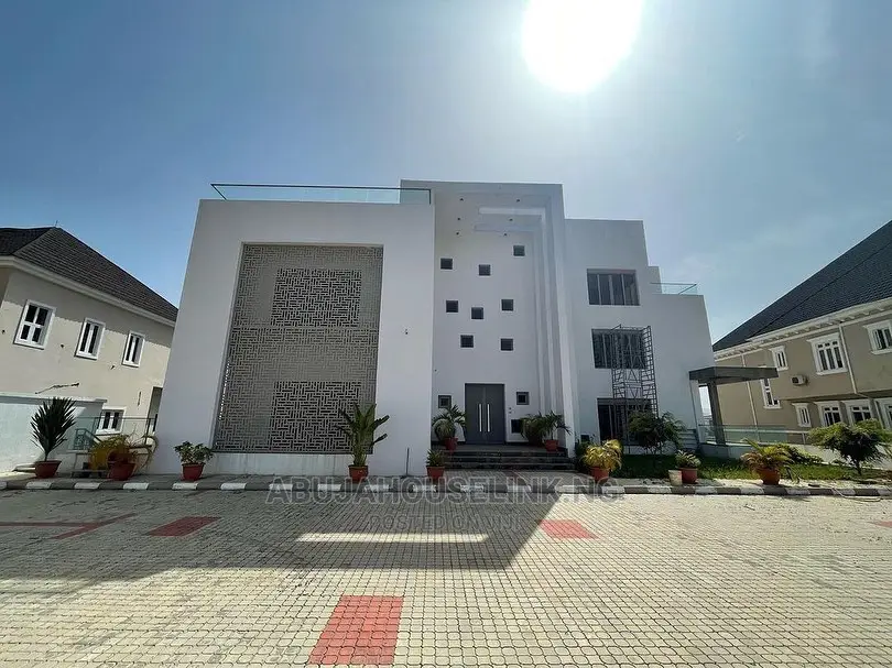 8bdrm Mansion in Guzape Abuja for sale