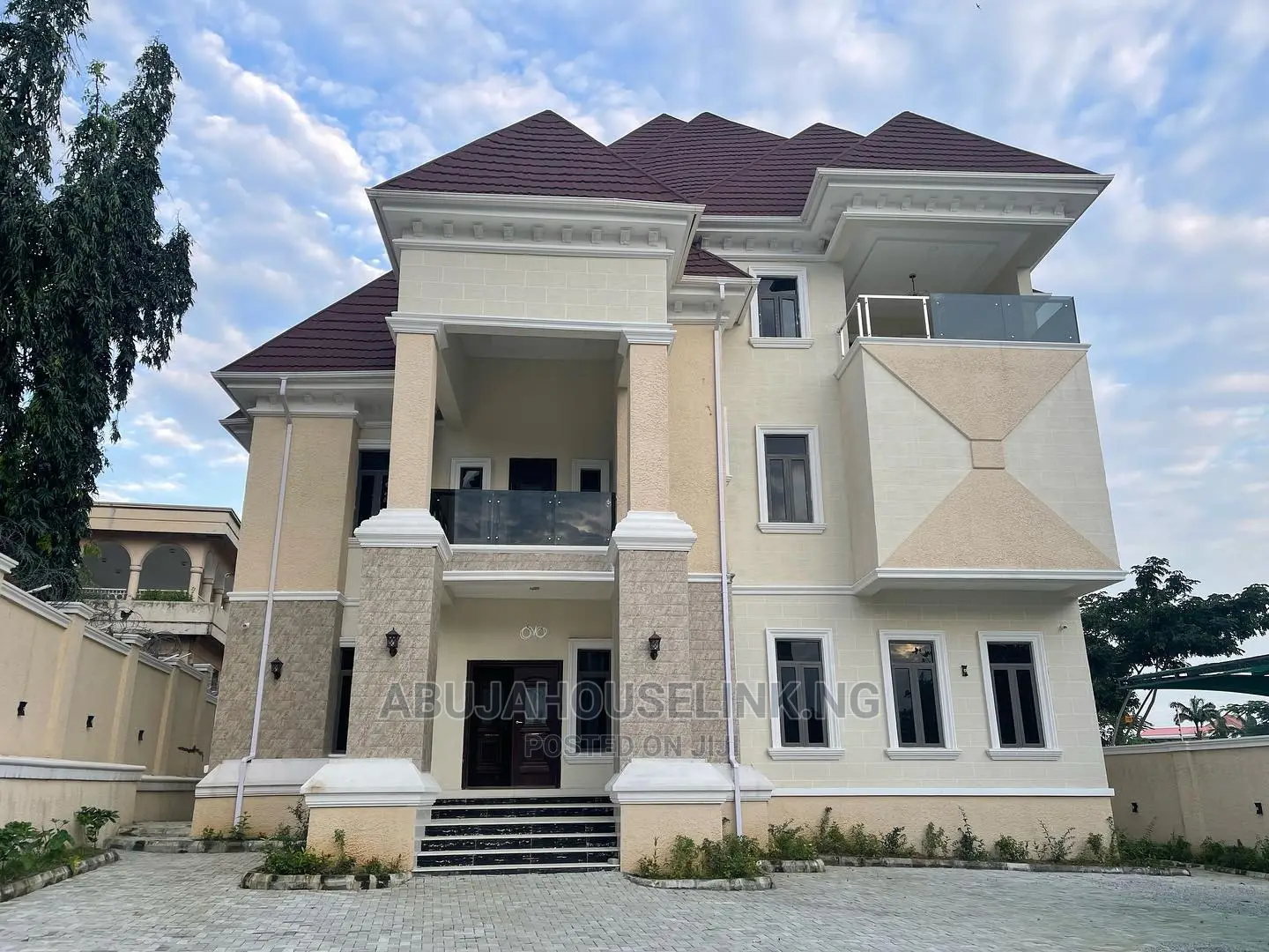 8bdrm Duplex in Maitama Abuja for sale