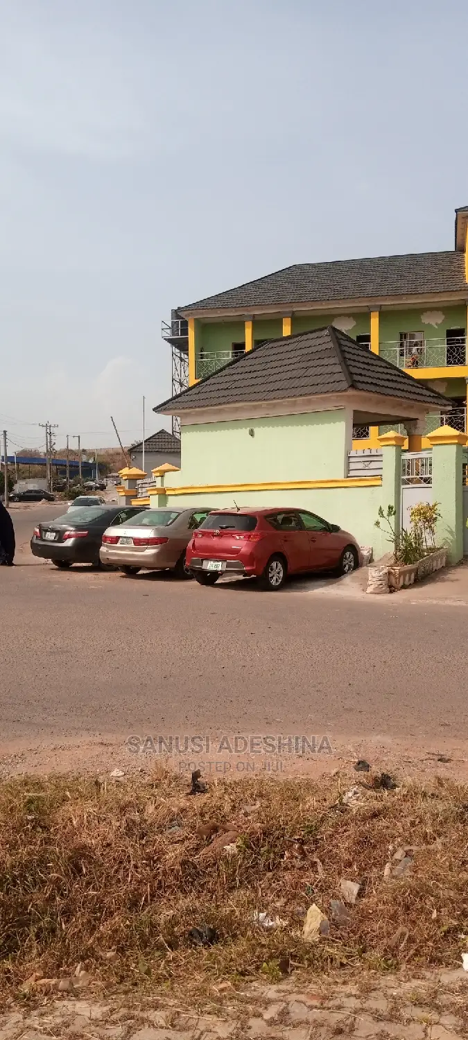 10bdrm House in Gwarimpa Estate Fct, Gwarinpa for Sale