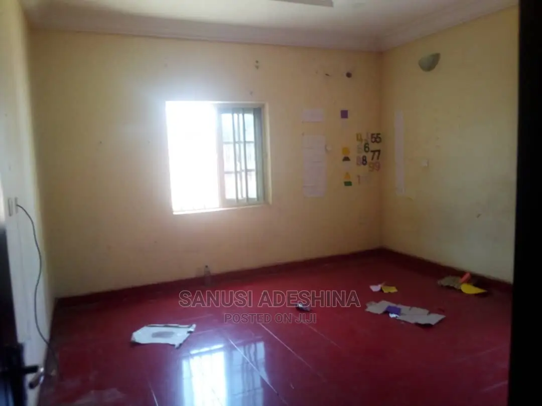 10bdrm House in Gwarimpa Estate Fct, Gwarinpa for Sale