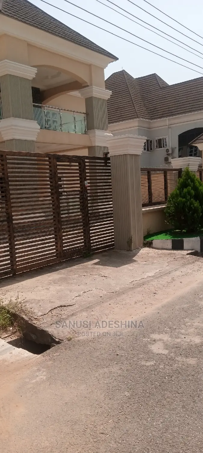 5bdrm Duplex in Mabglobal Estate Fct, Gwarinpa for sale