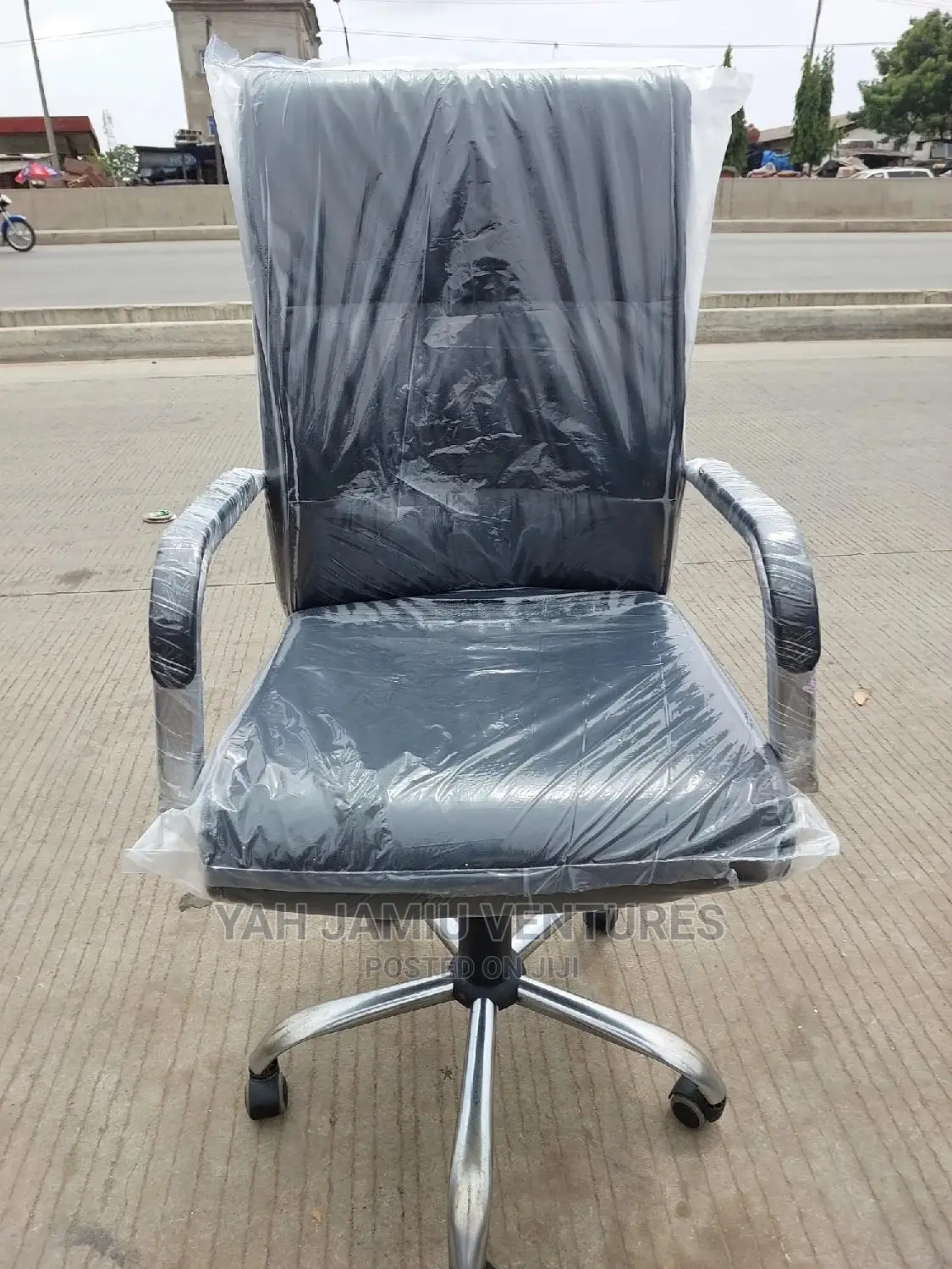 Quality Executive Leather Swivel Office Chair.