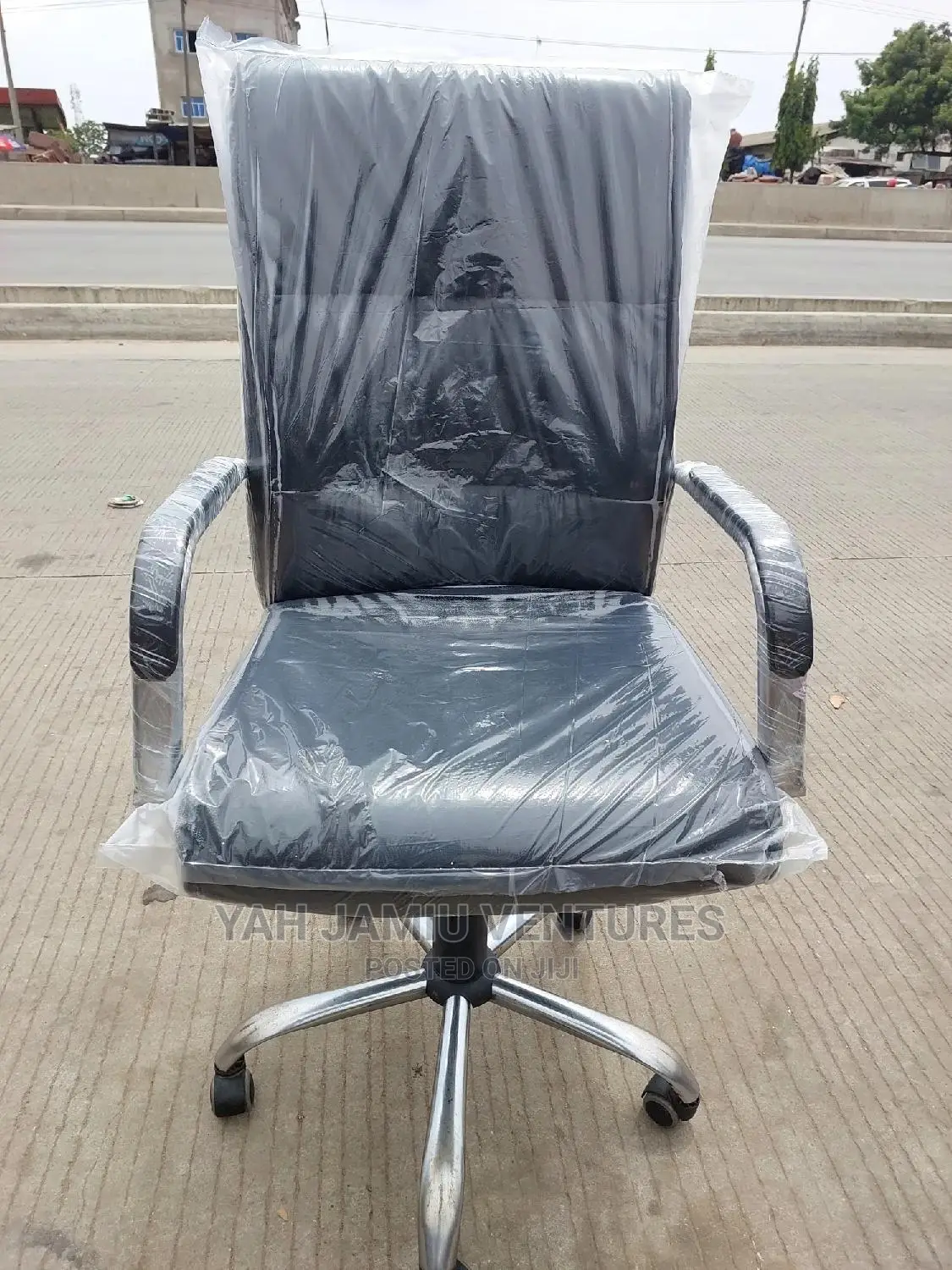 Quality Executive Leather Swivel Office Chair.