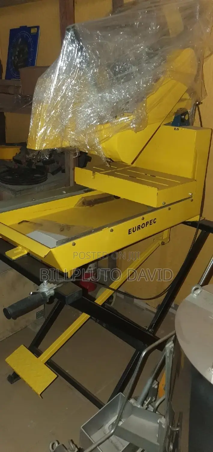 Bricks Saw Machine