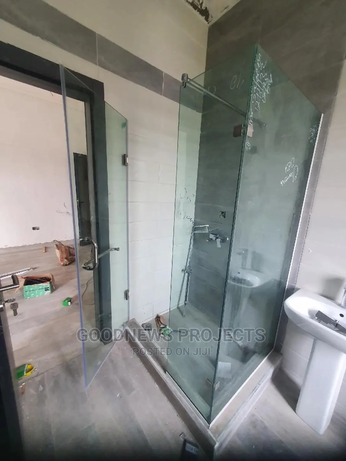 Frameless Hinged Glass Bath
