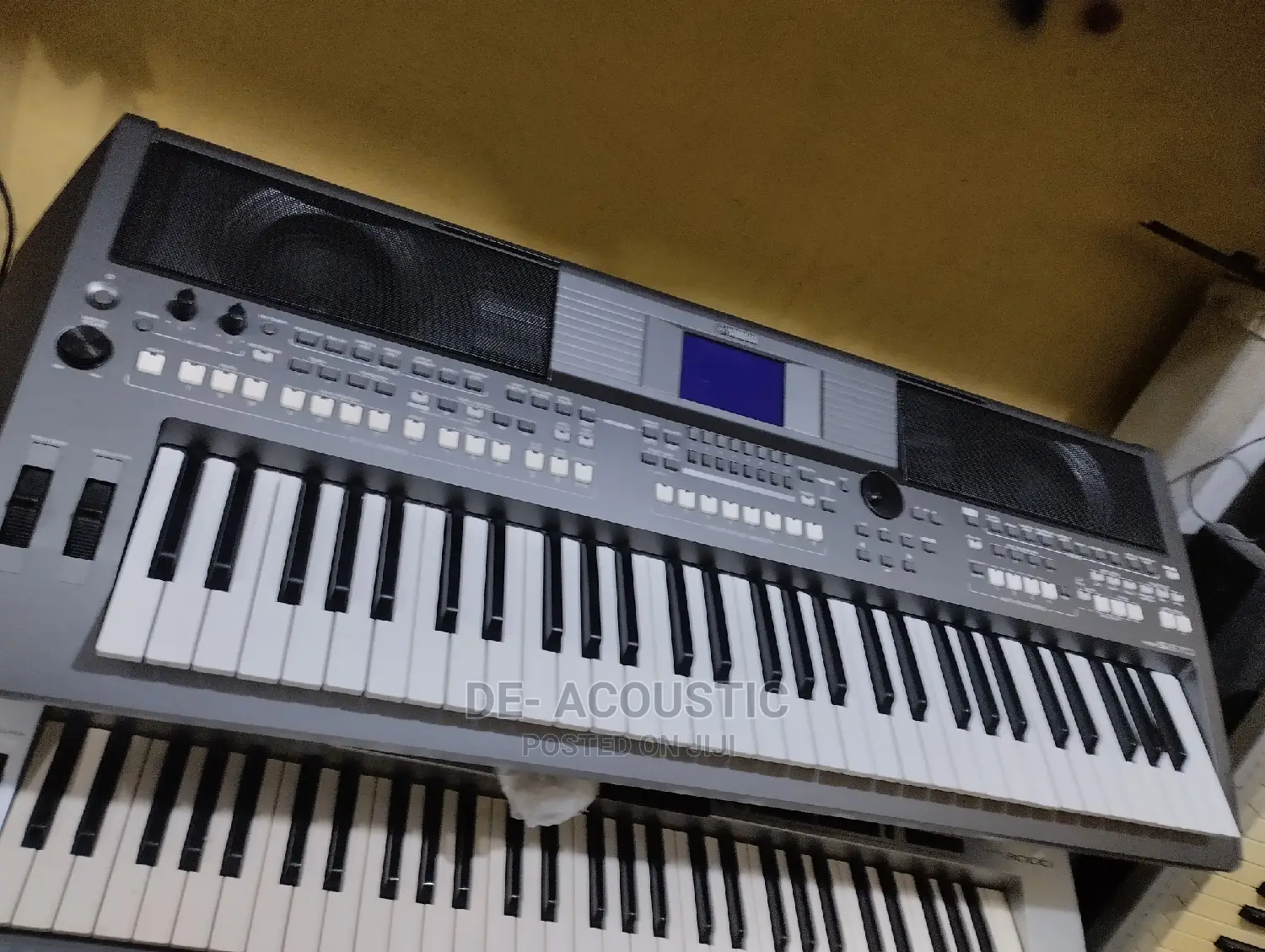 Yamaha PSR-S670 61-Key Arranger Workstation
