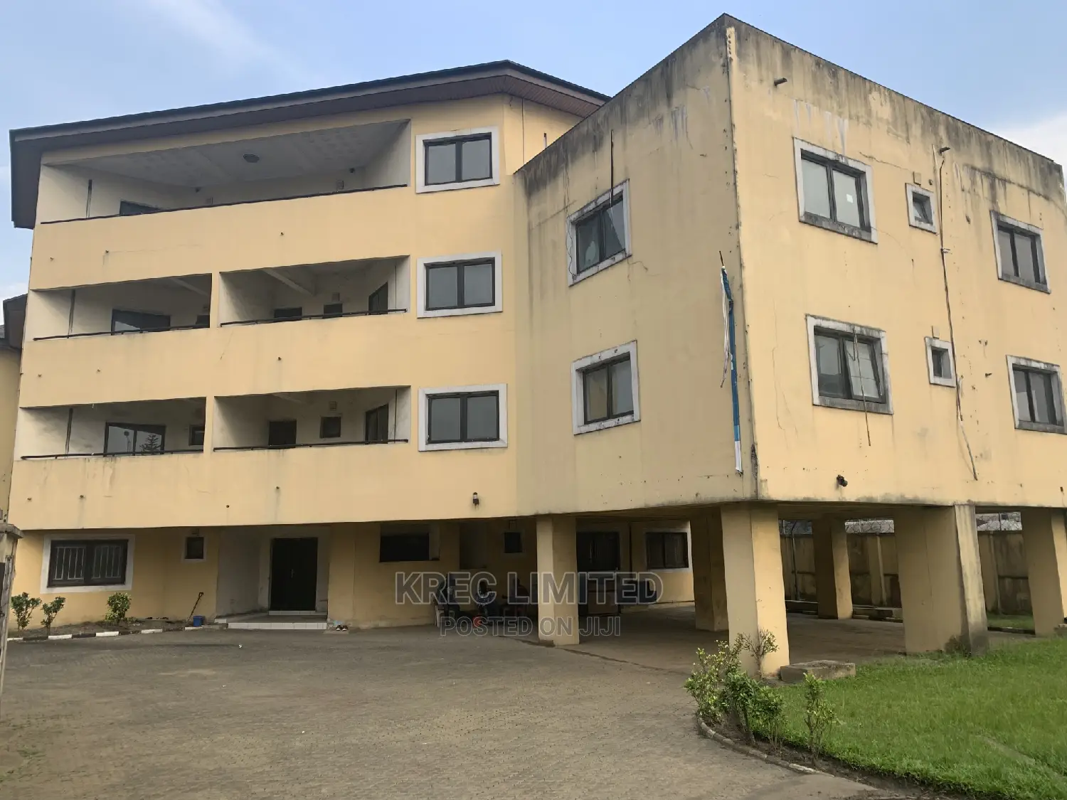 10bdrm Maisonette in Woji Junction Gra, Port-Harcourt for Sale