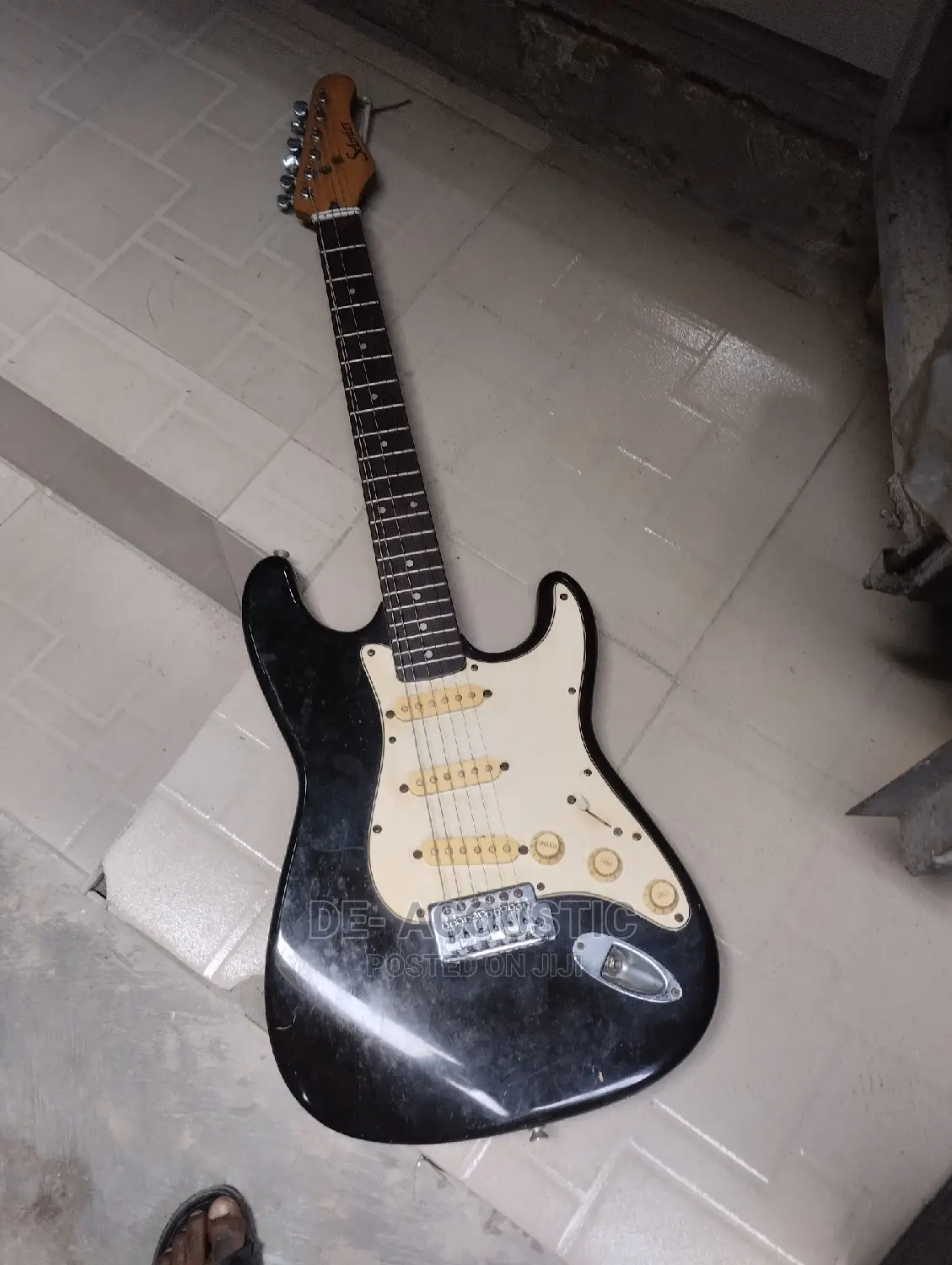 Direct Uk Used Slender Lead Guitar