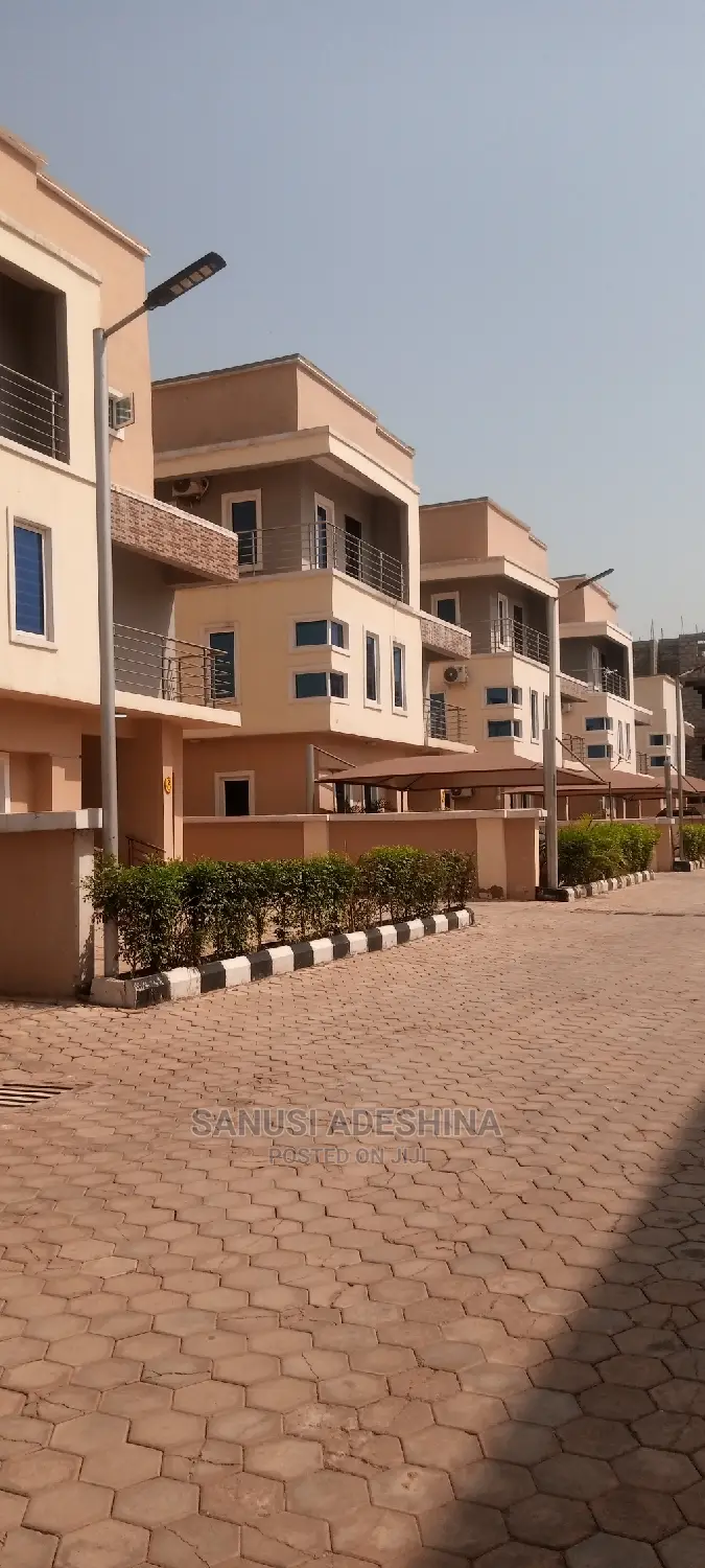 5bdrm Duplex in Mabushi Close To for rent