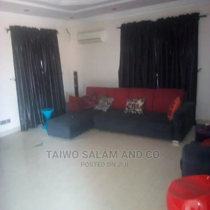 5bdrm Duplex in Akoto Estate for Sale