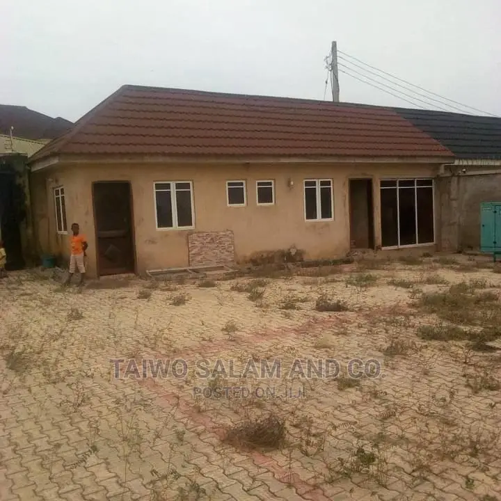 5bdrm Duplex in Akoto Estate for Sale