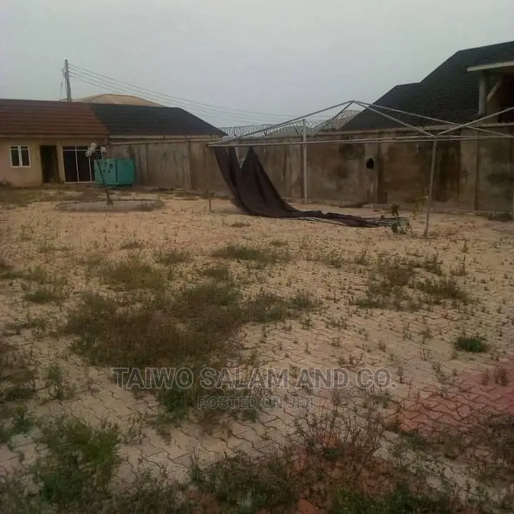 5bdrm Duplex in Akoto Estate for Sale