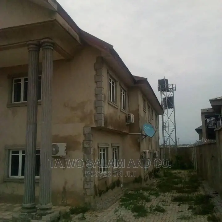 5bdrm Duplex in Akoto Estate for Sale