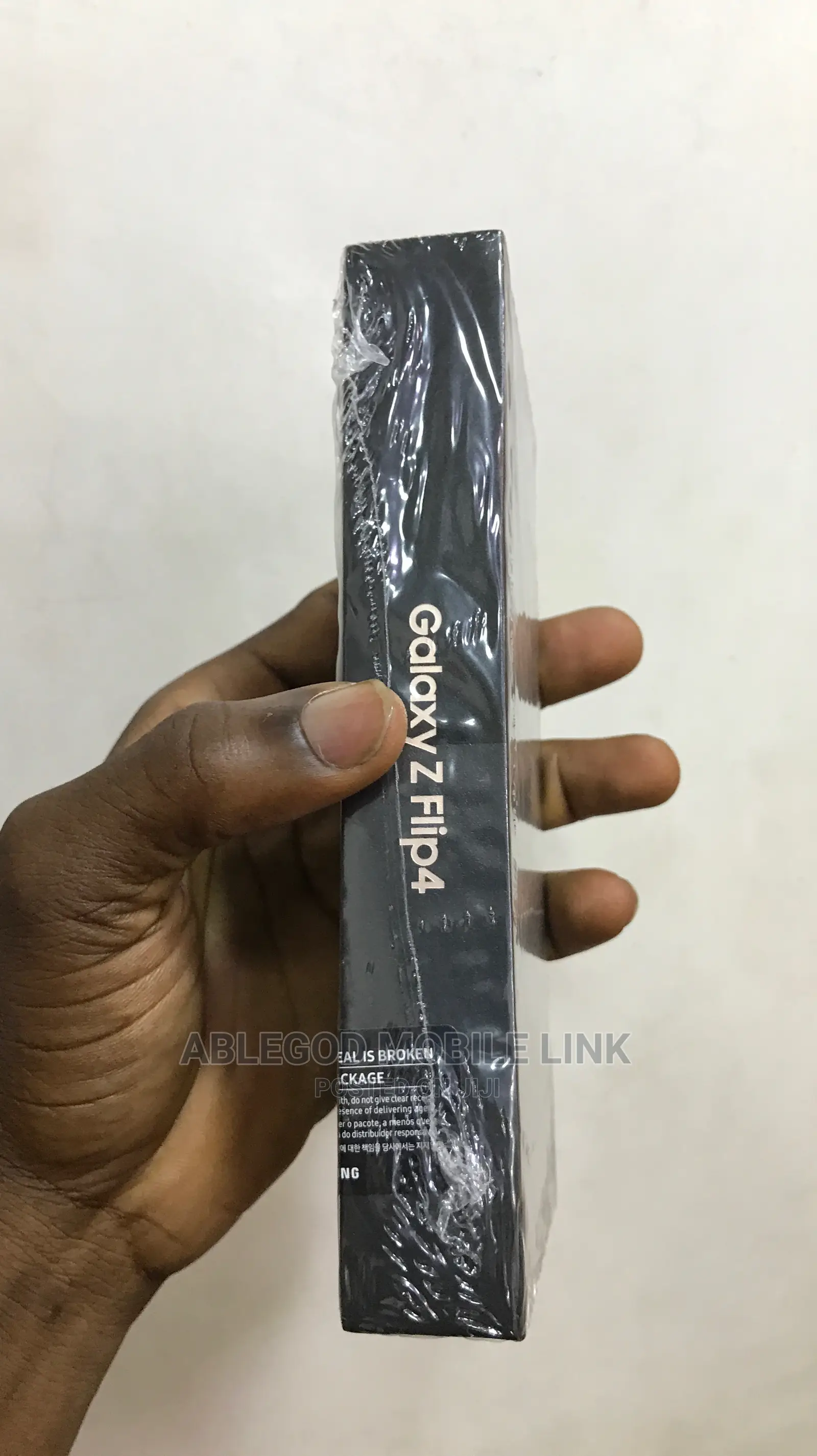 New Samsung Galaxy Z Flip4 256 GB Gold