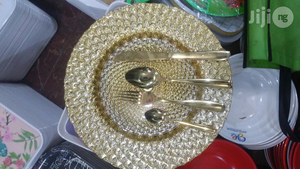 Unique Golden Dozens Cultlery Set And Single Charger Plate