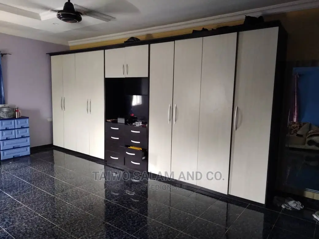 4bdrm Block of Flats in Ologuneru for Sale