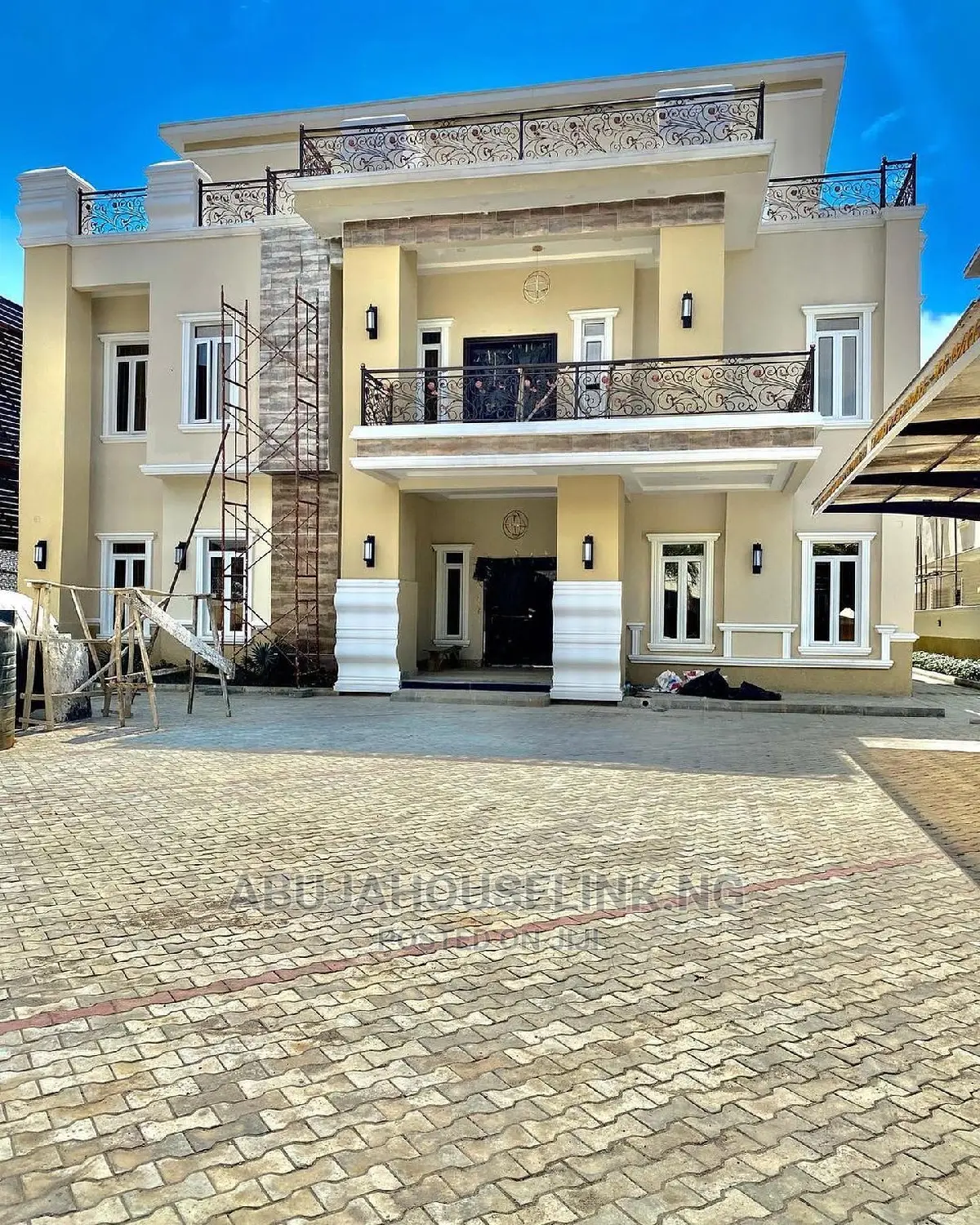 9bdrm Duplex in Maitama for sale