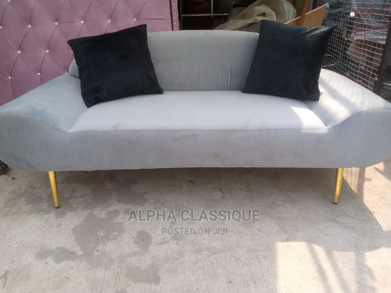 Classique Love Seat