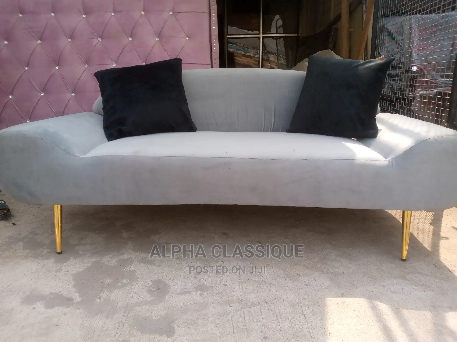 Classique Love Seat