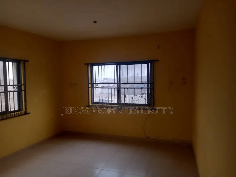 3bdrm Block of Flats in Off College Road, Ifako-Ogba for rent