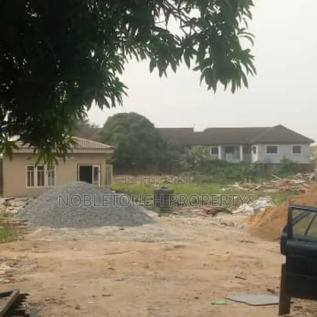 6plots Together Fence Round Along the Major Road at Adenson
