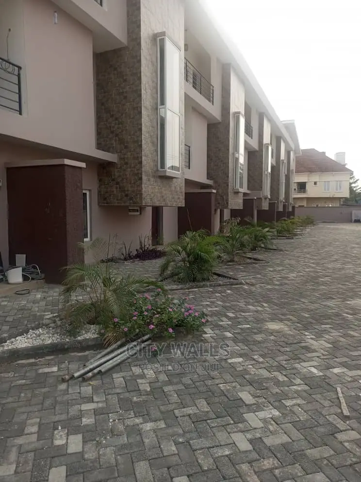 2bdrm Block of Flats in Chevy View Estate, Chevron for Sale