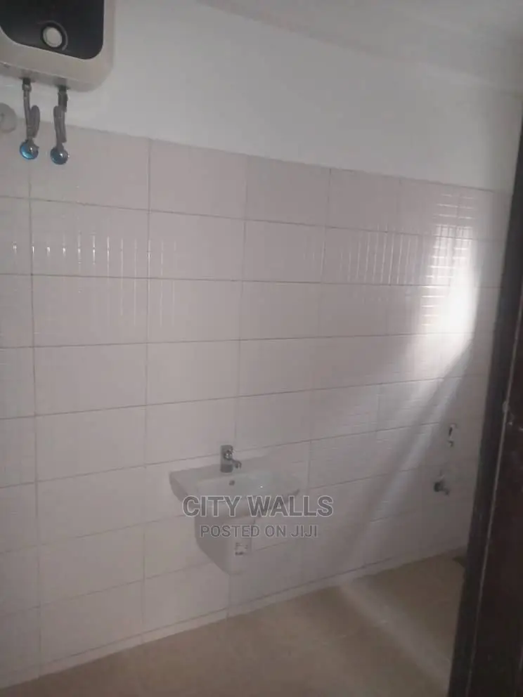 2bdrm Block of Flats in Chevy View Estate, Chevron for Sale