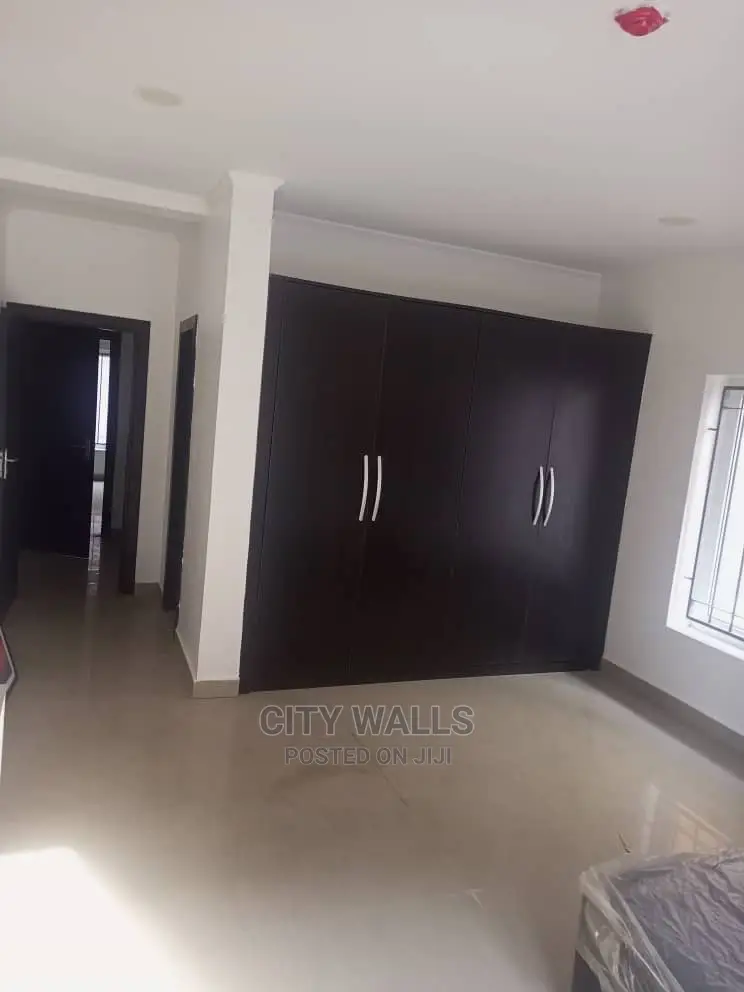 2bdrm Block of Flats in Chevy View Estate, Chevron for Sale