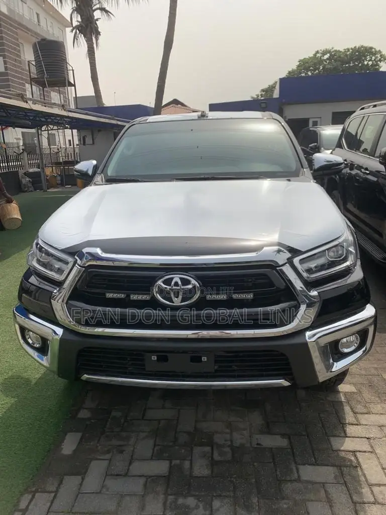 New Toyota Hilux 2022 Black
