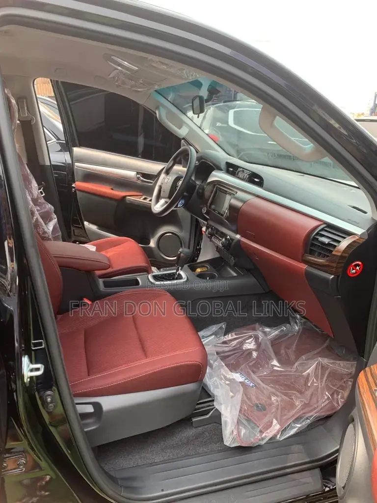 New Toyota Hilux 2022 Black