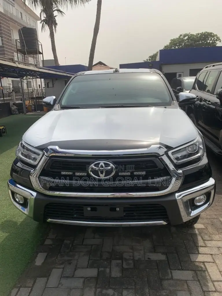 New Toyota Hilux 2022 Black