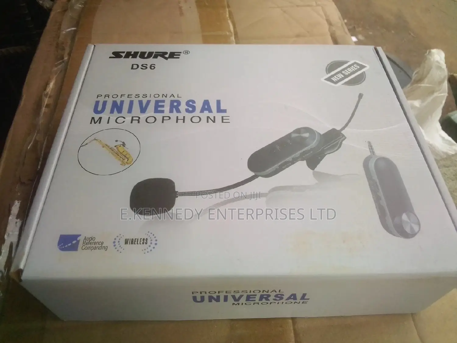 Professional Shure UHF Universal Saxophone Microphone