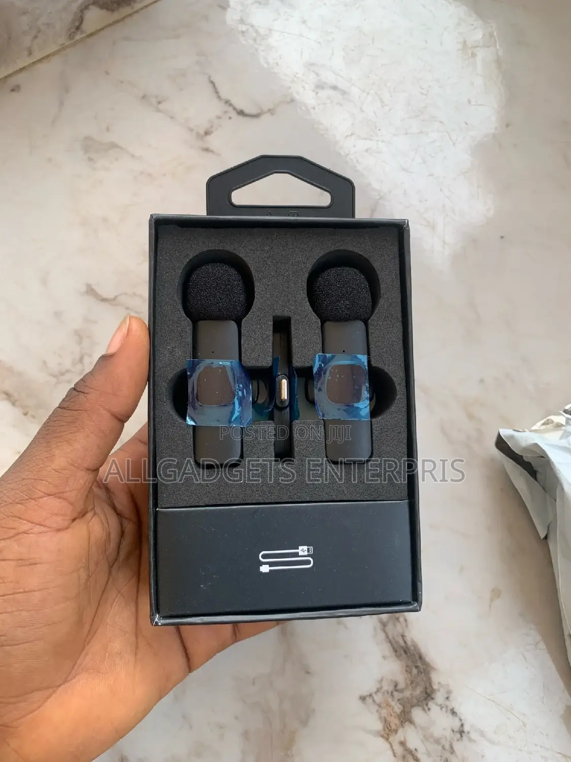 Wireless Microphone Type C and iPhone Mouth.