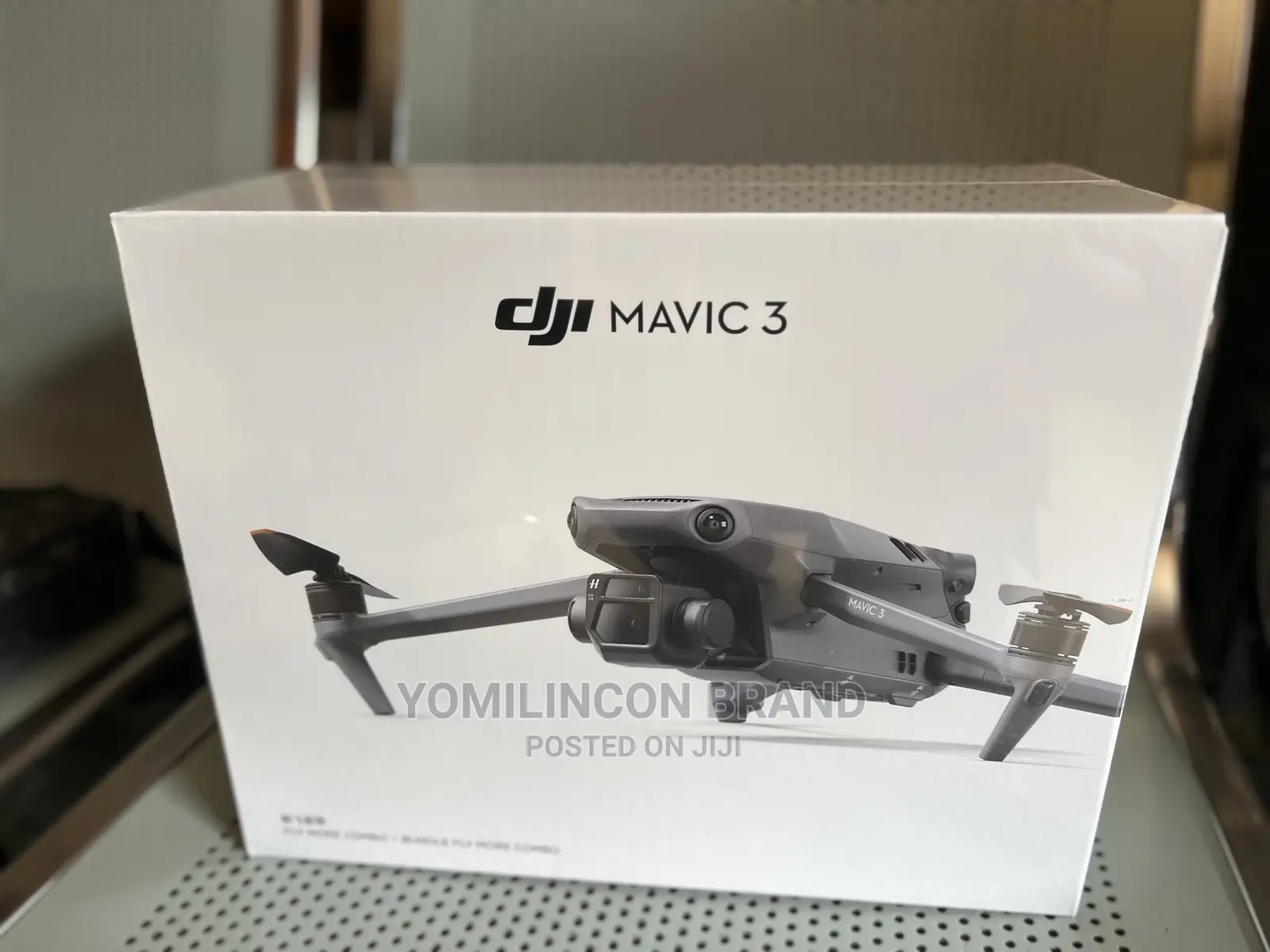 DJI Mavic 3 Fly More Combo, Drone With 4/3 CMOS Hasselblad