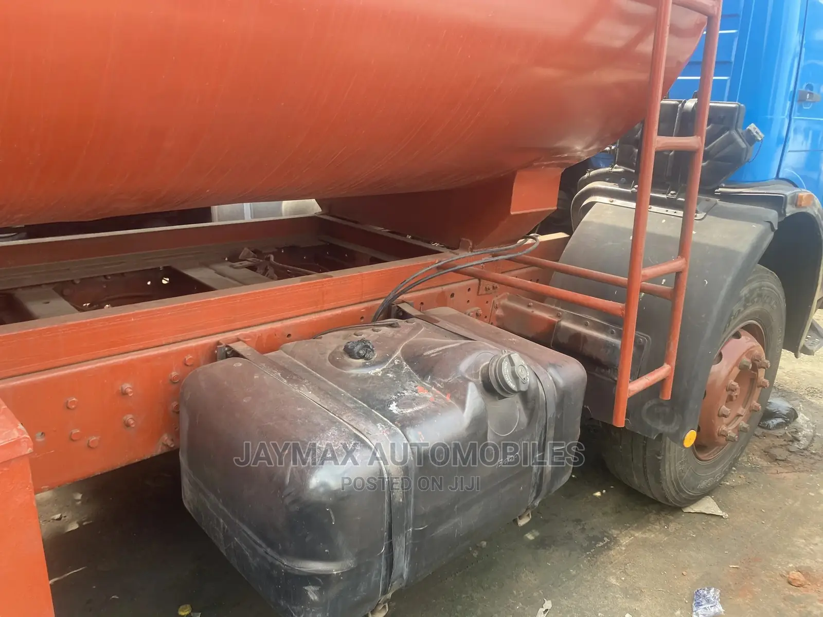 Mercedes Benz Water Tanker With 6 Tyres