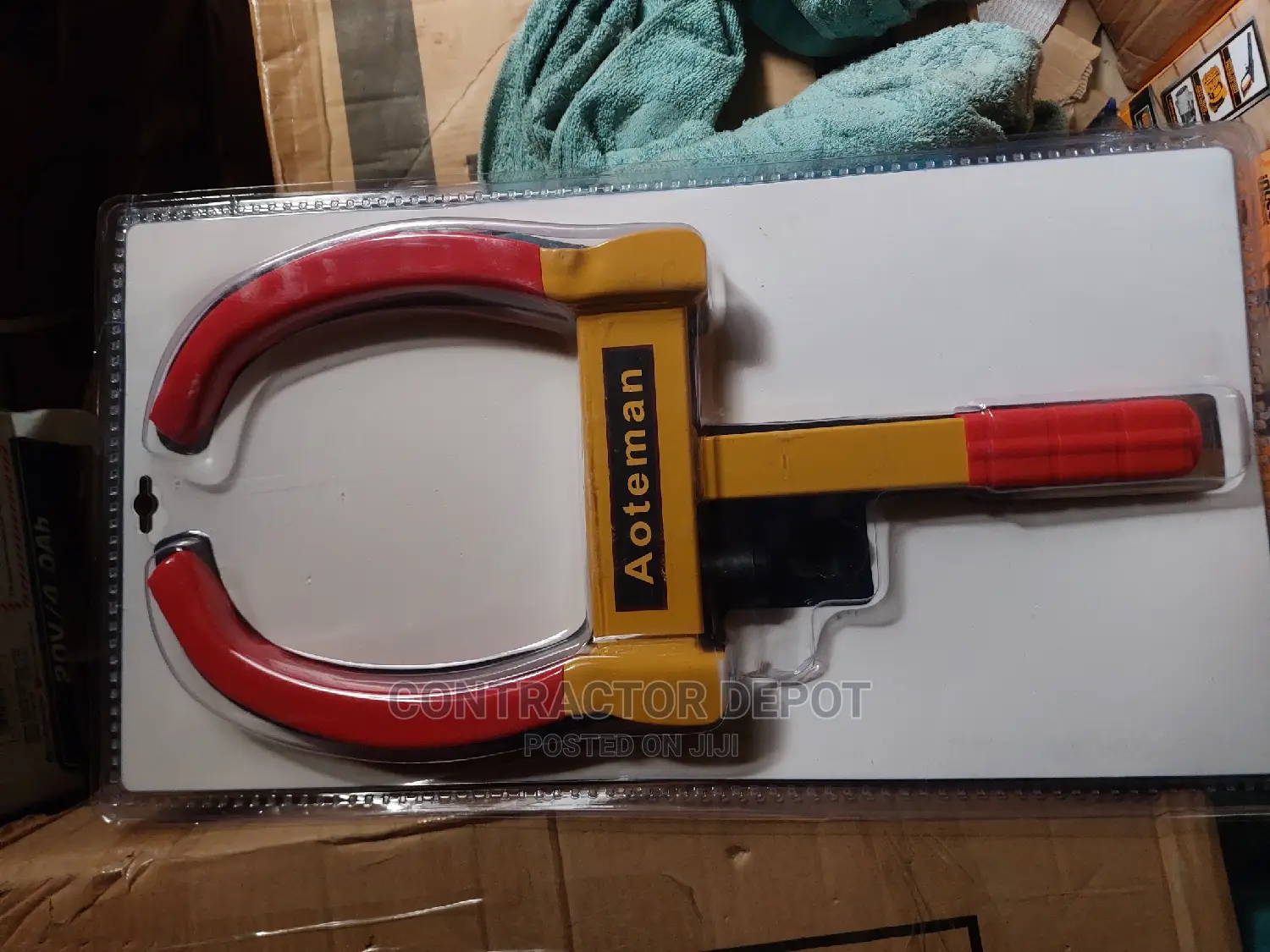 Heavy Duty Lock With 2 Keys Supplied With Each Clamp