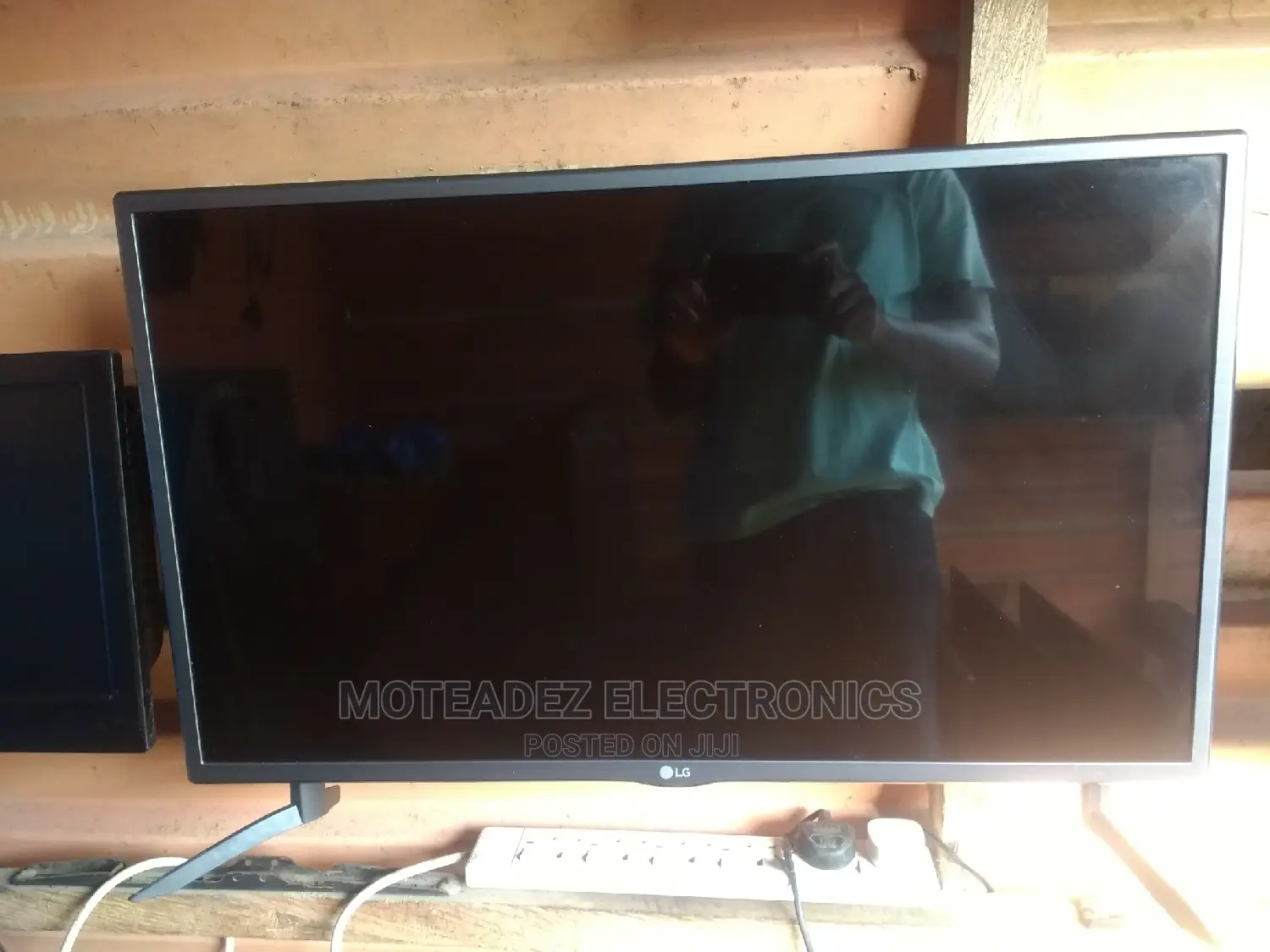 UK Used LG 32" UHD Smart TV With Remote