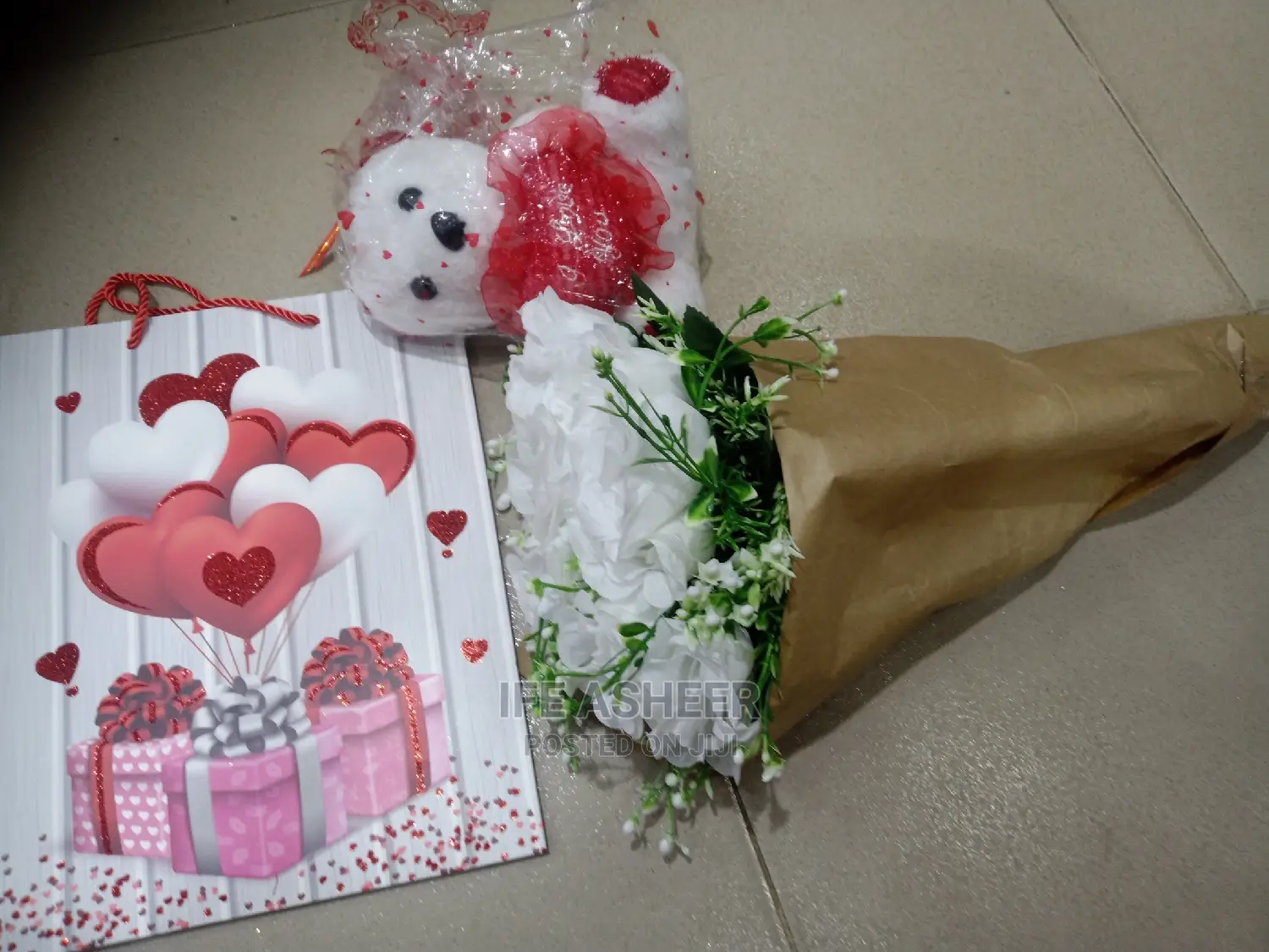 White Bouquet ( Bouquet, a Little Teddy With a Fancy Bag)