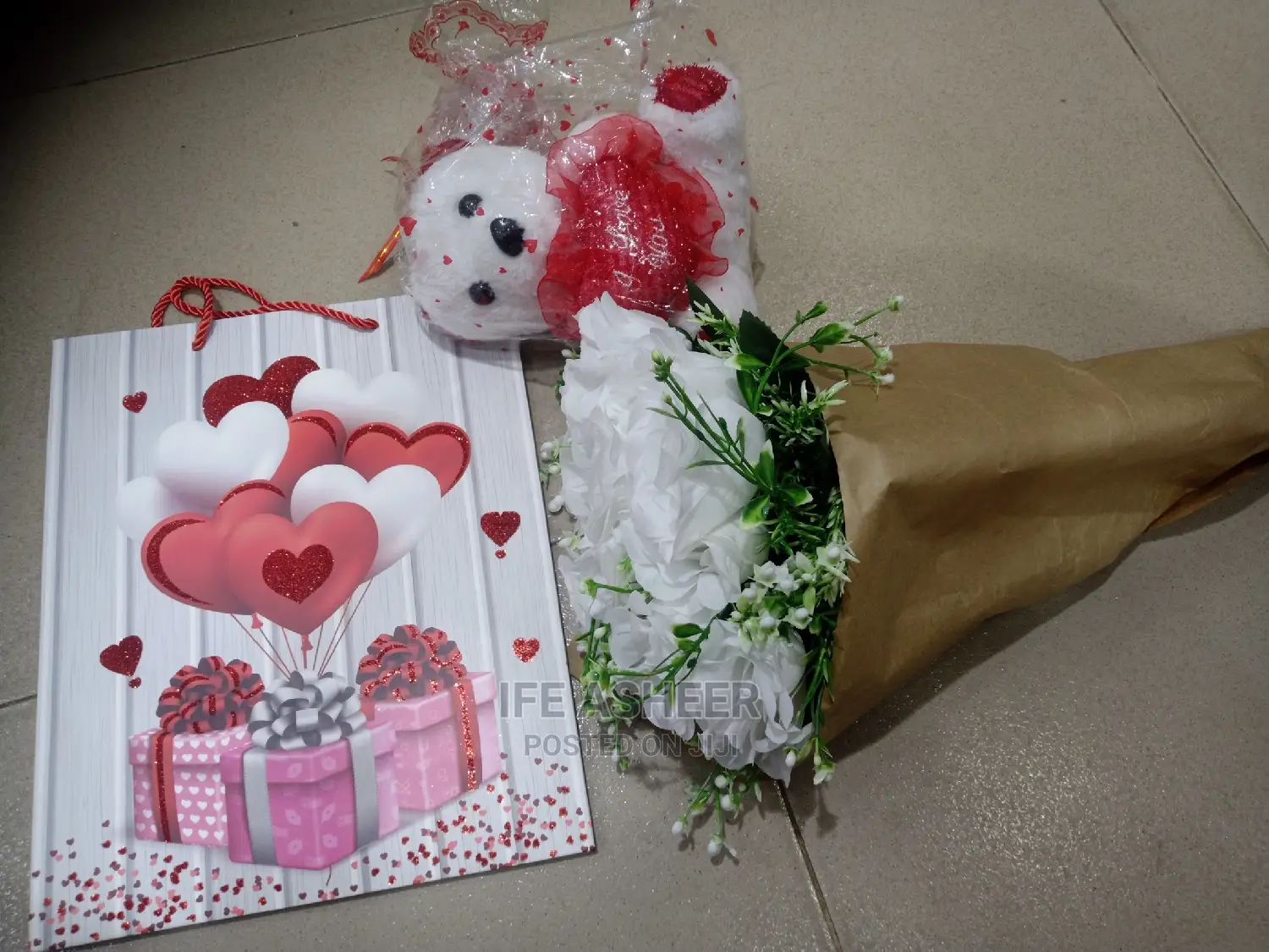 White Bouquet ( Bouquet, a Little Teddy With a Fancy Bag)