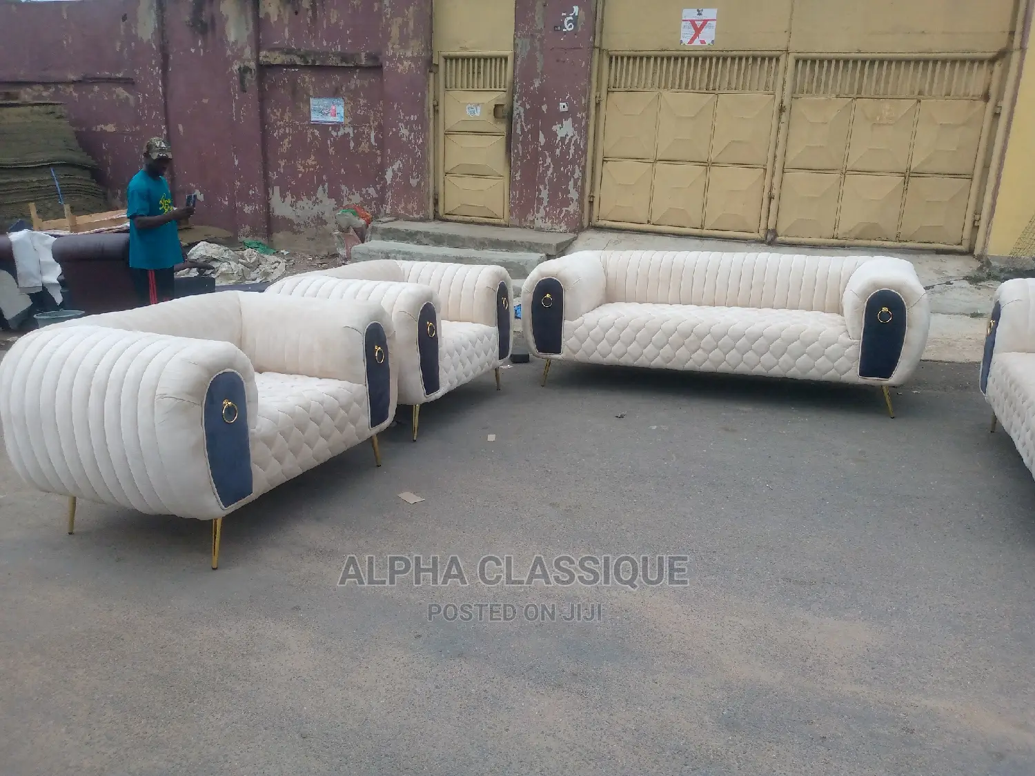 Classique Top Notch Sofa