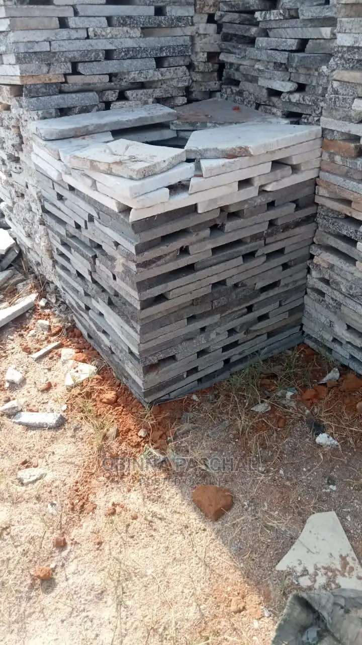 Granites for Pillers and Walls It Is Sold in Paliate