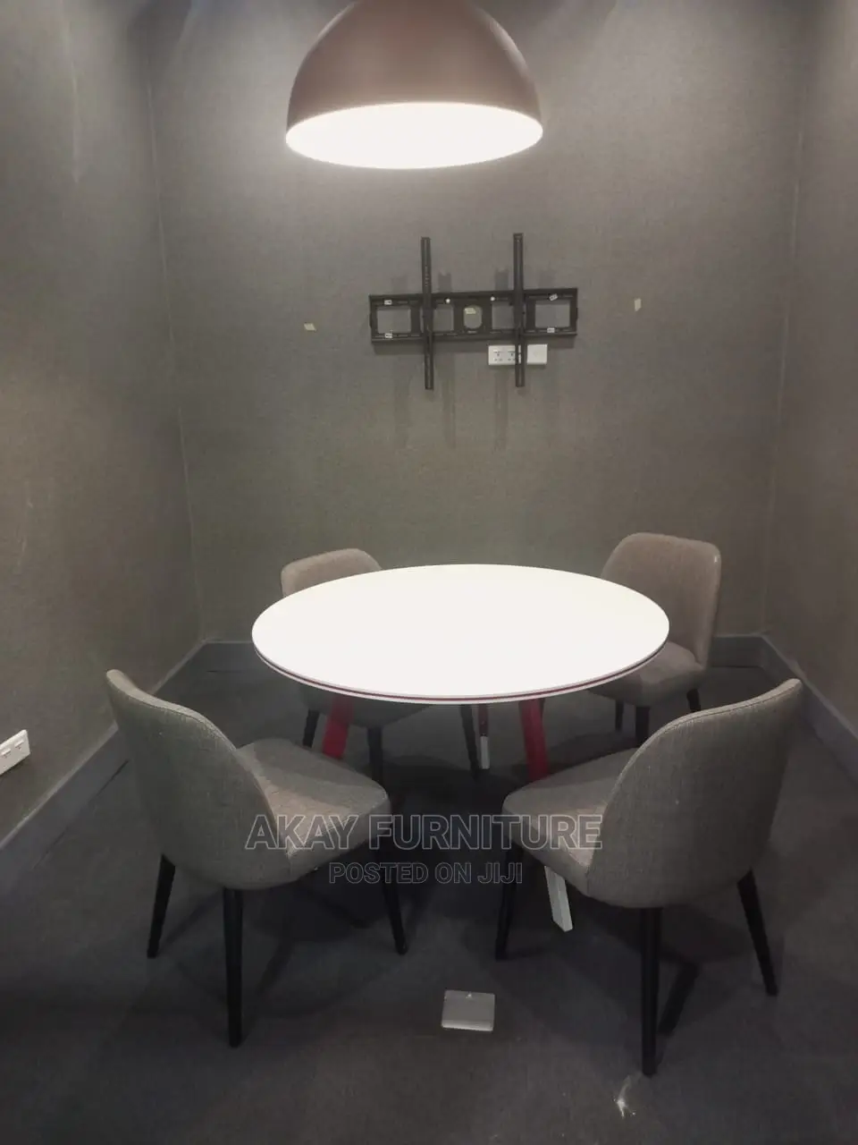 White Round Meeting Table Size 4ft