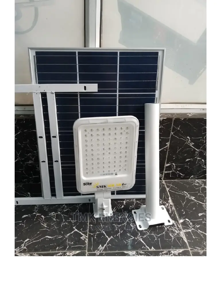 200 Watt Solar Flood Light. LED: 1200 Lumens