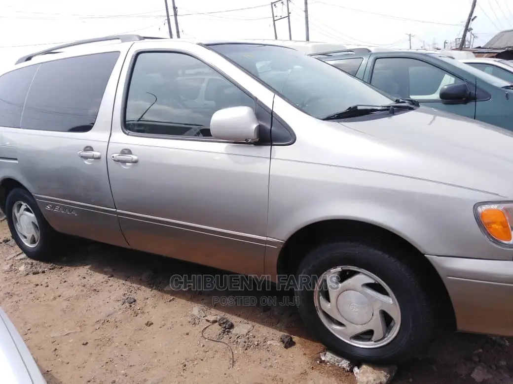 Toyota Sienna 2002 Gold