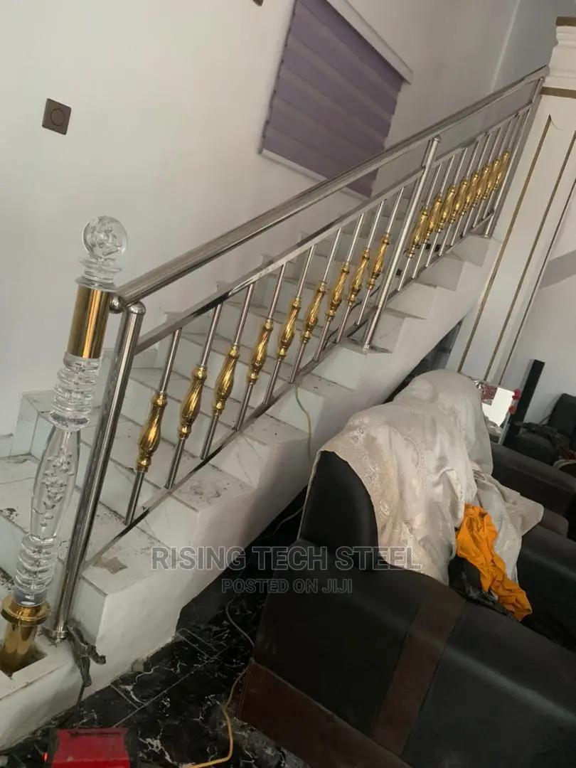 Stainless Handrail With Crystal Starting Lag and Gold Cumbi