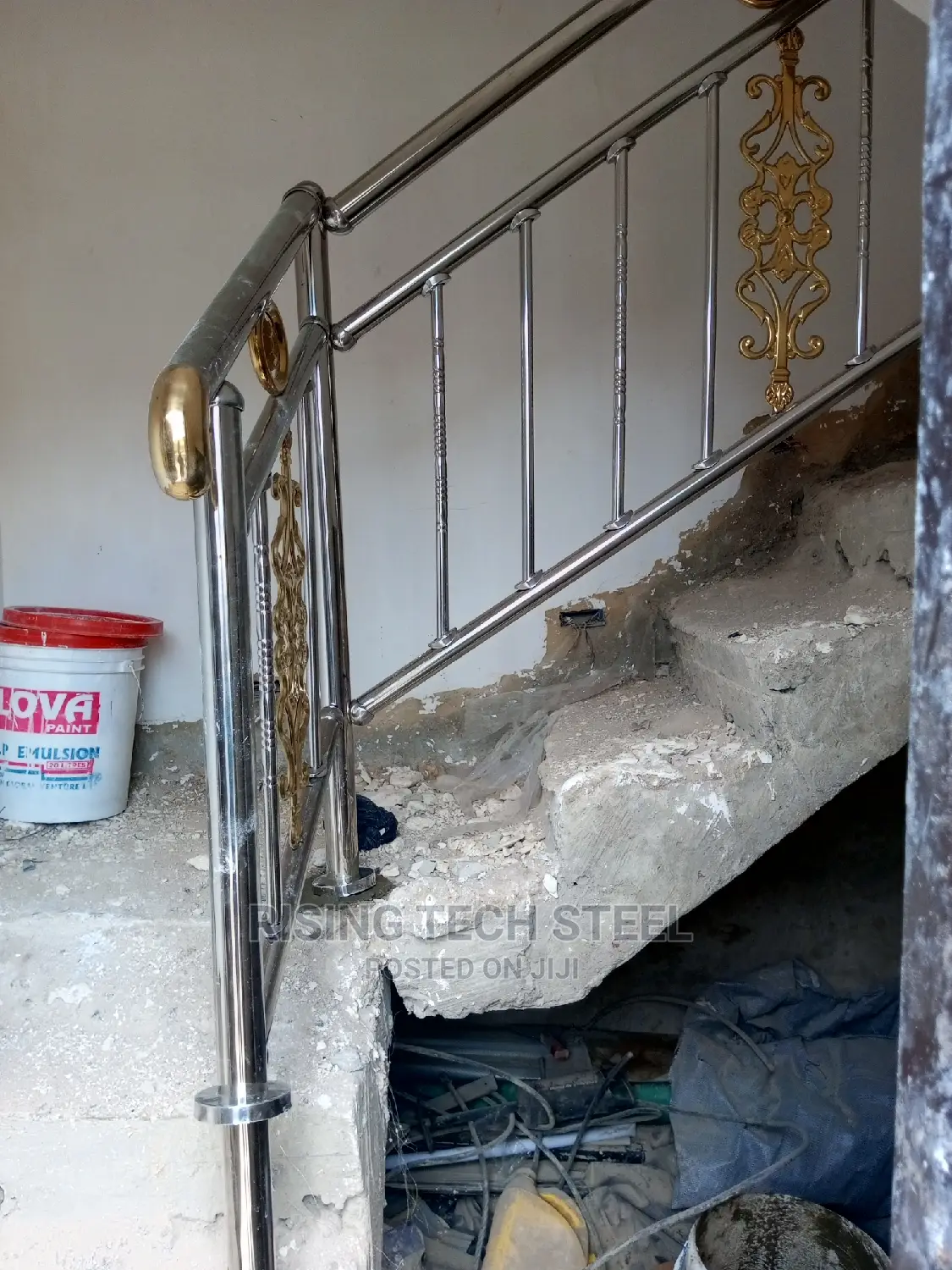 Stainless Handrail With Gold Banana Ball