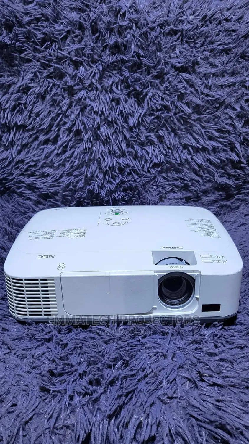 Very Neat And Bright Projector Lekki Ajah,Delta,Ikeja ,Ibada