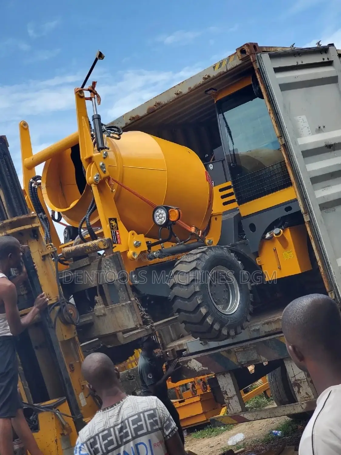 Self Loading Concrete Mixer Diesel Engine New